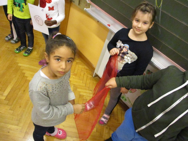 Das Trommelfell beginnt zu schwingen.