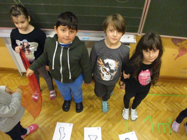 Die Schwingungen werden von Hammer, Amboss und Steigbügel übernommen.