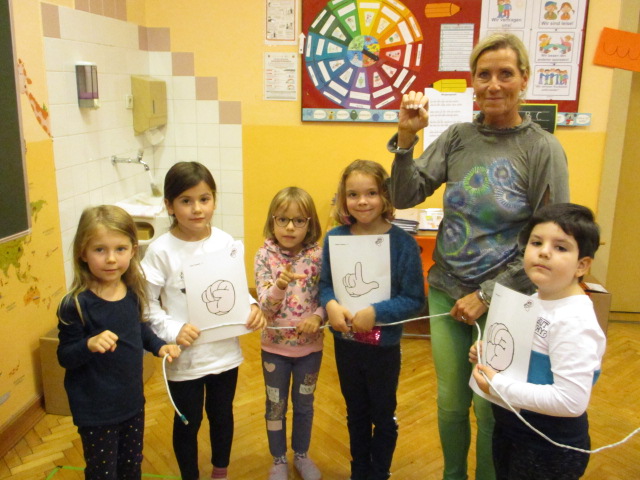 In der "Schnecke" wird das Wort zerlegt: Am Anfang das S=hohe Frequenz, danach das L=mittlere Frequenz und ganz innen das O=tiefe Sequenz. Dann "baut" der Hörnerv das Wort wieder zusammen.