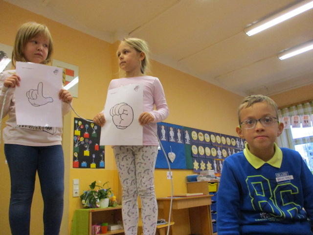 Das akustische Zentrum im Gehirn (=Hörzentrum) "hört" nur noch die Wortteile "LO".