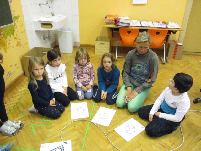 In der Schnecke wird nichts mehr zerlegt: Die hohen (s, f, sch, ...), mittleren (l, e, r, ...) und tiefen (o, m, a, ...) Frequenzen fehlen - es wird nichts (Auditives) wahrgenommen und verarbeitet!